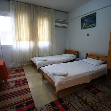 Vardar בית הארחה