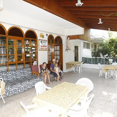 ゲストハウス ヴァルダル ペンション